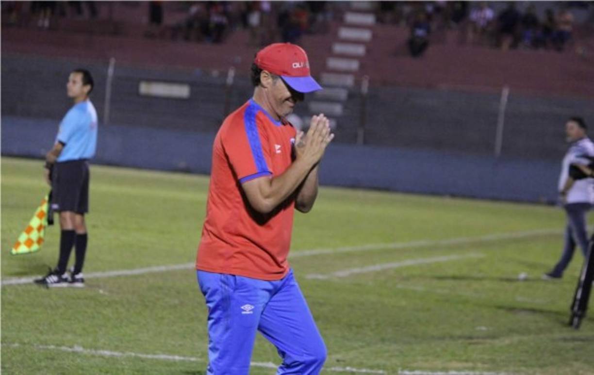Pedro Troglio se lamenta luego del gol del Vida.
