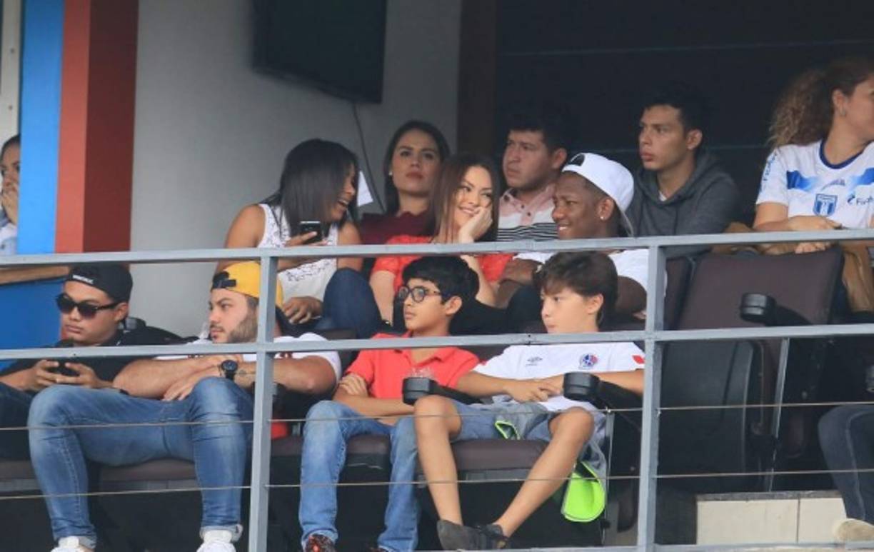 Romell Quioto, jugador del Houston Dynamo, llegó hoy al país y sorprendió al aparecer en el palco del estadio Nacional con su novia Jensy Malubi Paz para ver el partido del Olimpia ante la UPN. Tuvo partido la noche del sábado y viajó a Honduras tras jugar.