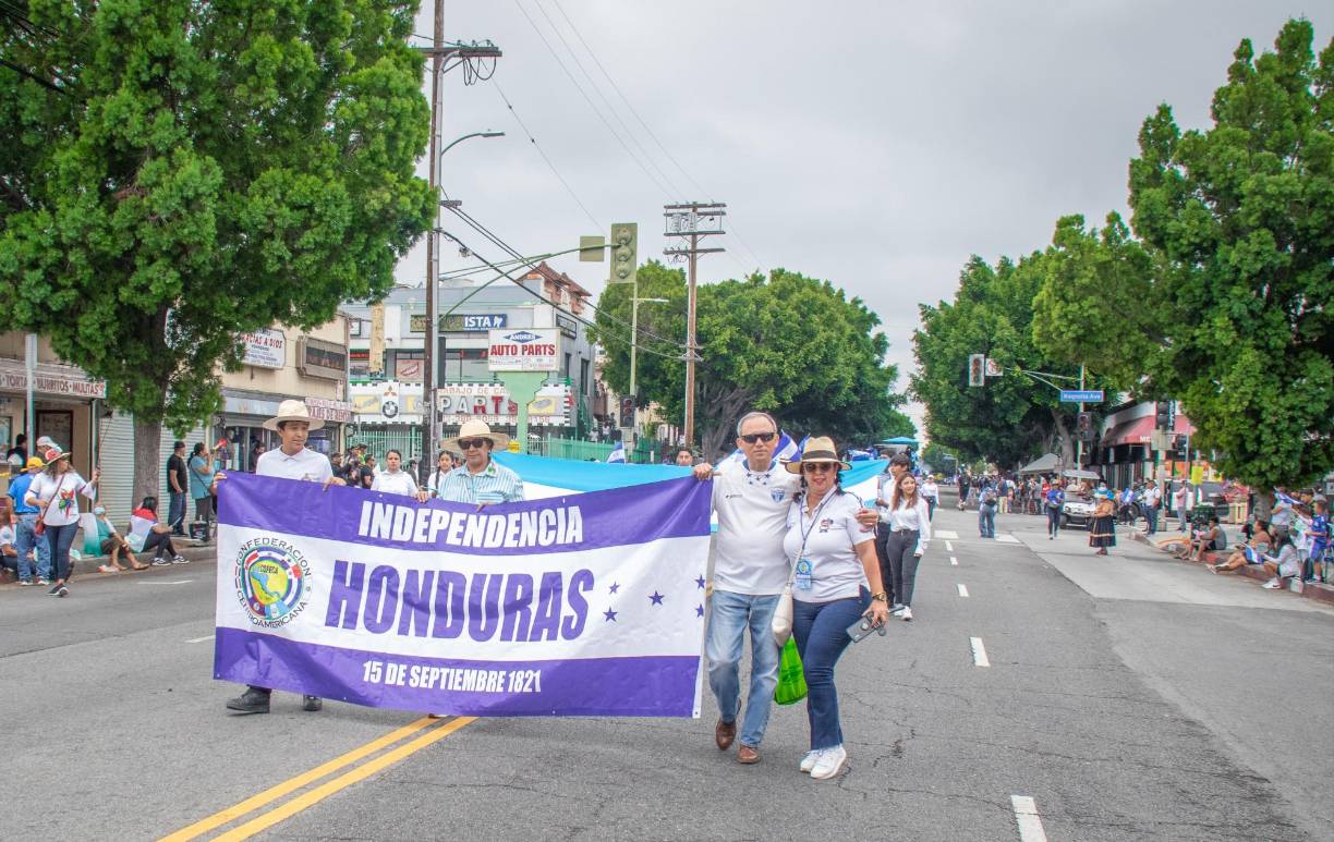 Hondureños llenan de sabor el desfile latino de Los Ángeles