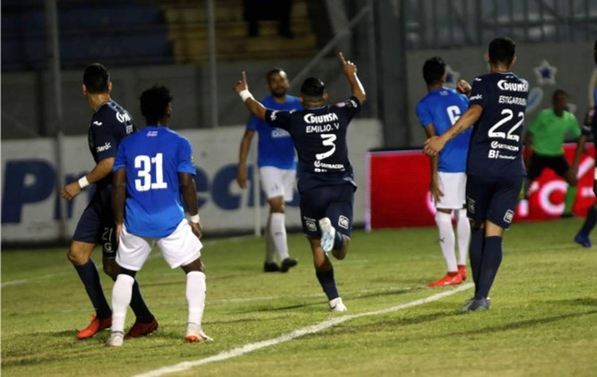Emilio Izaguirre corre a festejar su gol, el 2-0 del Motagua ante Honduras Progreso.