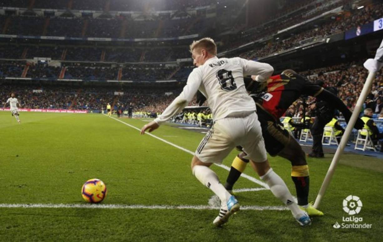 Toni Kroos hizo una jugada genial para quitarse de encima la marca de Luis Advíncula y salió bien librado, pero luego el peruano le hizo una falta.<br/>