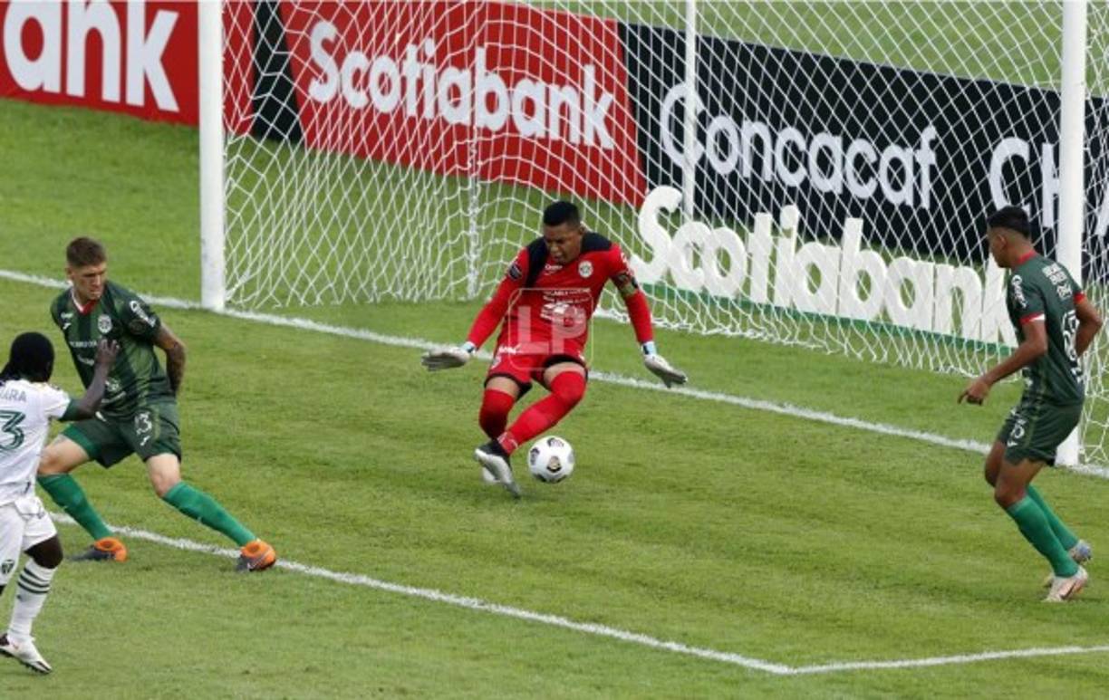 El portero hondureño Denovan Torres fue figura del Marathón salvando en varias ocasiones al equipo.