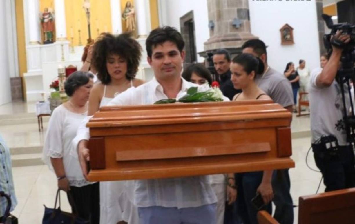El actor cargó el ataúd que llevaba el cuerpecito de su adorado hijo y entró a la iglesia con el rostro desencajado.