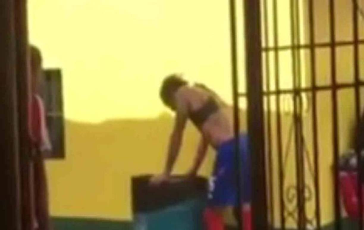 Uno de los momentos curiosos del juego fue que el defensor argentino Jonathan Ferrari no soportó las altas temperaturas y vomitó en un sector del camerino de visita.