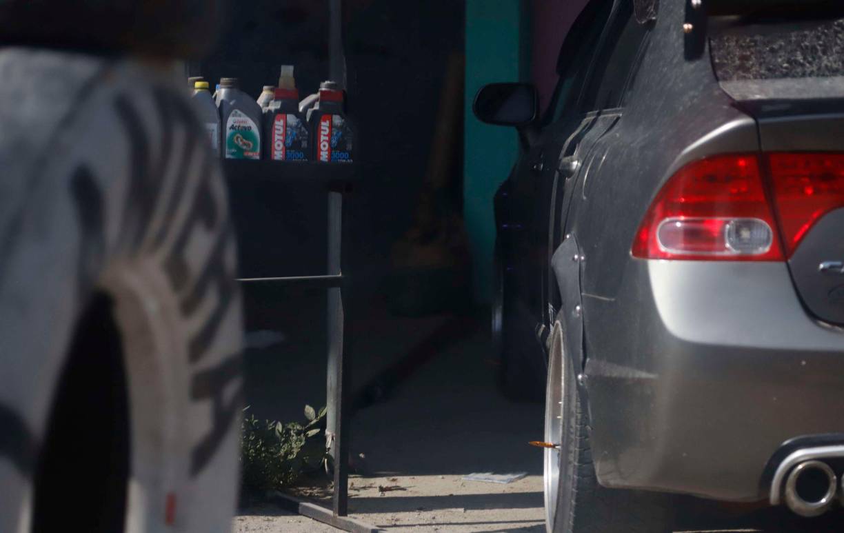 En los centros comerciales o negocios estacionar su carro de preferencia donde hayan cámaras de seguridad. 