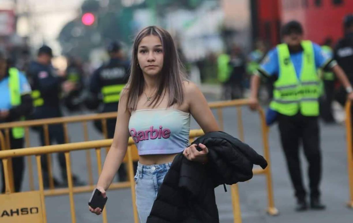 Esta chica llegó temprano al estadio Alejandro Morera Soto para la gran final de la Liga Concacaf.