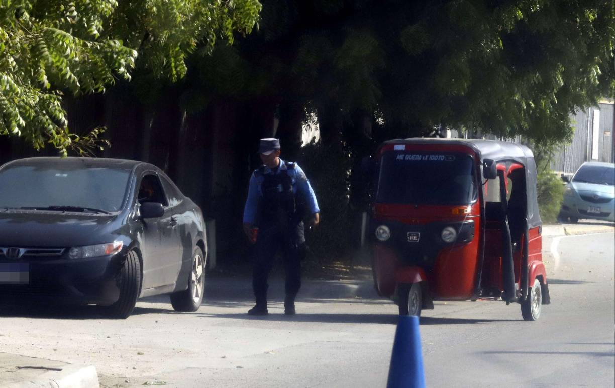 En los semáforos o filas vehiculares, guardar una distancia prudencial, en caso de emergencia tendría un espacio de salida (maneje a la defensiva). 