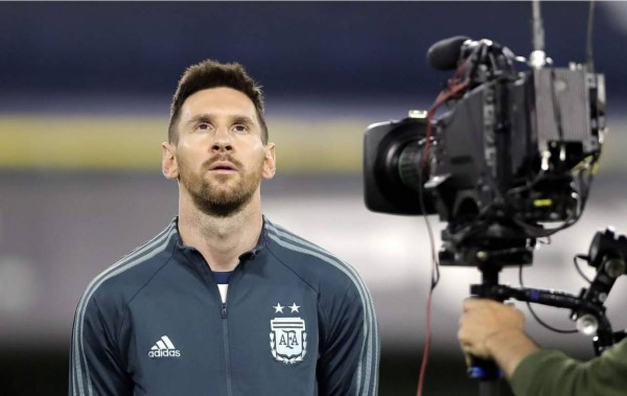 'La Pulga' cuando se entonaban los himnos nacionales. Las cámaras siempre van con él.