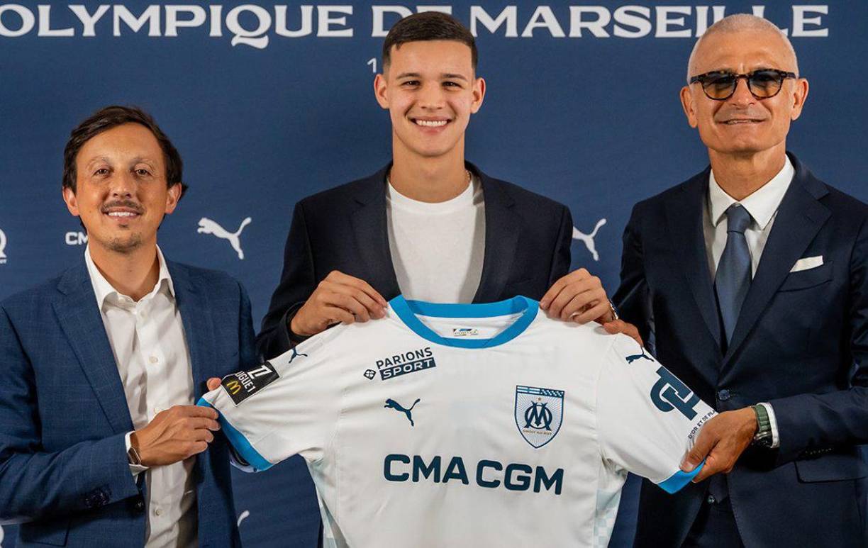 El medio-ofensivo argentino Valentín Carboni (centro) es nuevo jugador del Marsella de Francia, llega procedente del Inter de Milán.