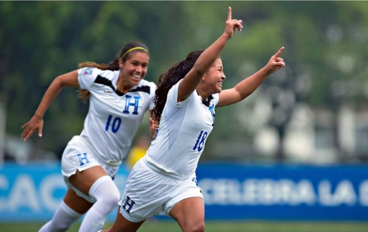 Fátima Romero celebrando el primer gol del partido para Honduras.