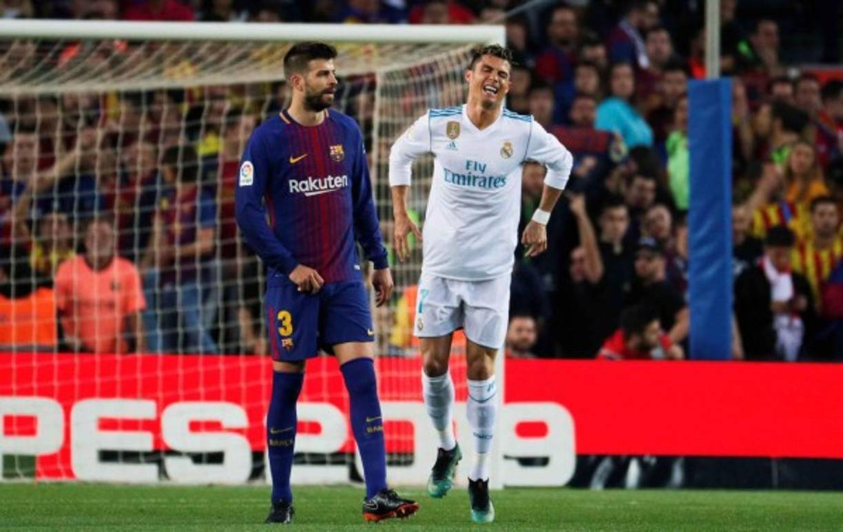 Barcelona's Argentinian forward Lionel Messi (L) celebrates with Barcelona's Brazilian midfielder Philippe Coutinho after scoring during the Spanish league football match FC Barcelona against Sevilla FC at the Camp Nou stadium in Barcelona on October 20, 2018. (Photo by LLUIS GENE / AFP)