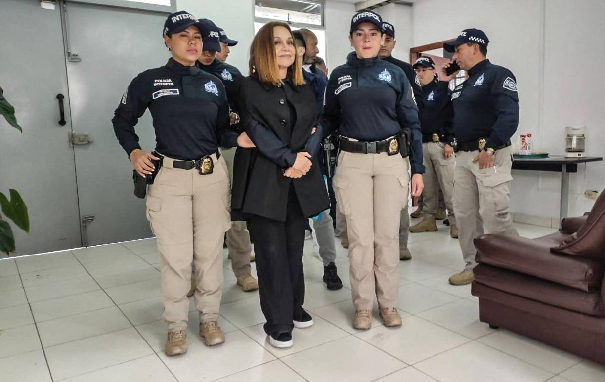 Luego contactaron a ciudadanos colombianos a los que pagaban el viaje a Estados Unidos y una manutención de 600 dólares para que llevaran los artículos a este país, bajo la premisa de que eran regalos para amigos o familiares.