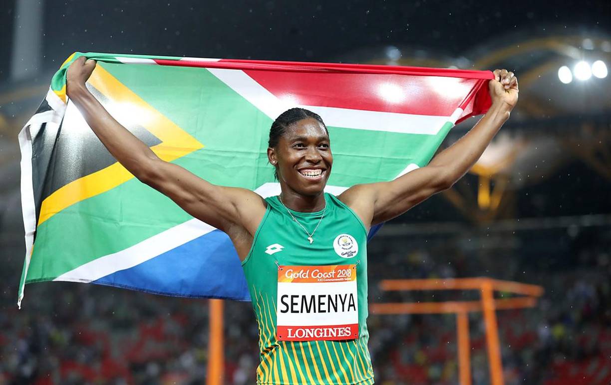 Caster Semenya - Es una atleta intersexual y lesbiana que fue discriminada y excluida de los Juegos Olímpicos de Tokio 2020. Es una deportista sudafricana que en 2009 se convirtió en la campeona del mundo en 800m con el tiempo más rápido del año. Sus grandes tiempos ese año y su apariencia física hicieron que parte de las corredoras y de la prensa especulara con su sexo biológico. Después de eso, se proclamó ganadora en 800 y 1500 metros en el Campeonato Africano, y se alzó con la medalla de oro en los Juegos Olímpicos de Río en la categoría de 800 metros. La campeona contrajo matrimonio en enero de 2017 con su novia de toda la vida, Violet Raseboya.