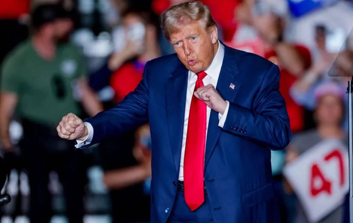 Su riqueza proviene de diversas inversiones, propiedades inmobiliarias y su participación en el negocio familiar, aunque la fortuna exacta de Trump permanece desconocida.