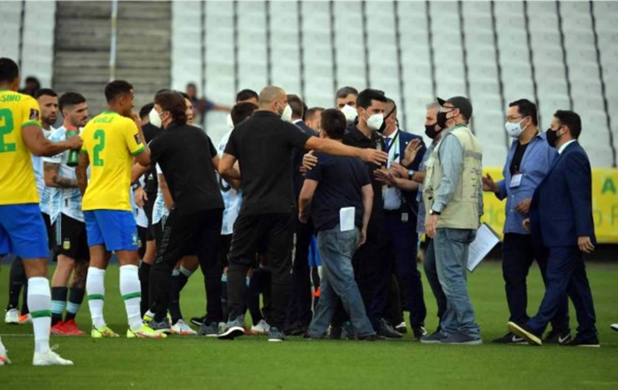 La decisión de suspender el partido se tomó después de que Argentina decidiera retirar su equipo después de que fiscales de la Agencia Nacional de Vigilancia Sanitaria (Anvisa, regulador) de Brasil irrumpiesen en la cancha, cuando transcurrían 5 minutos, ante la denuncia de que 4 jugadores argentinos que militan en clubes de la Premier League habían suministrado informaciones falsas en la inmigración.