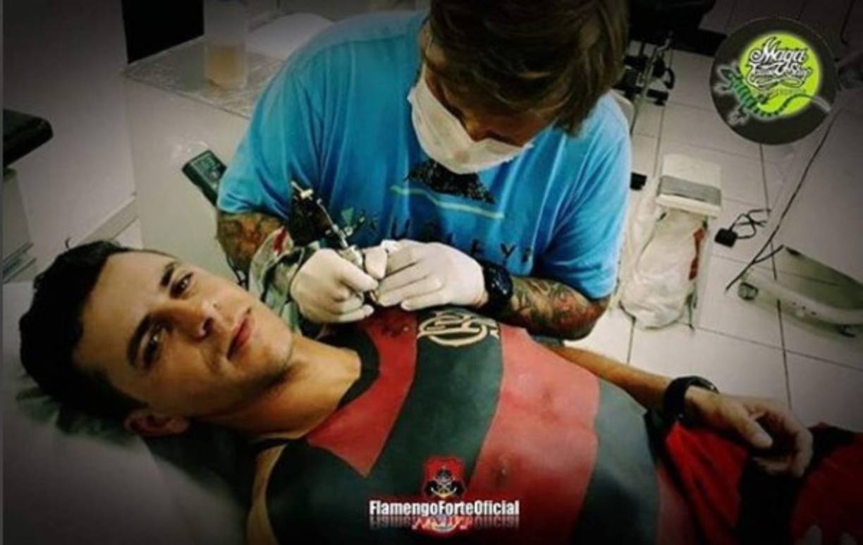 Los colores rojo y negro con líneas horizontales son la representación del Flamengo. Prácticamente, el hincha brasileño lleva al equipo de sus amores para siempre en su piel.