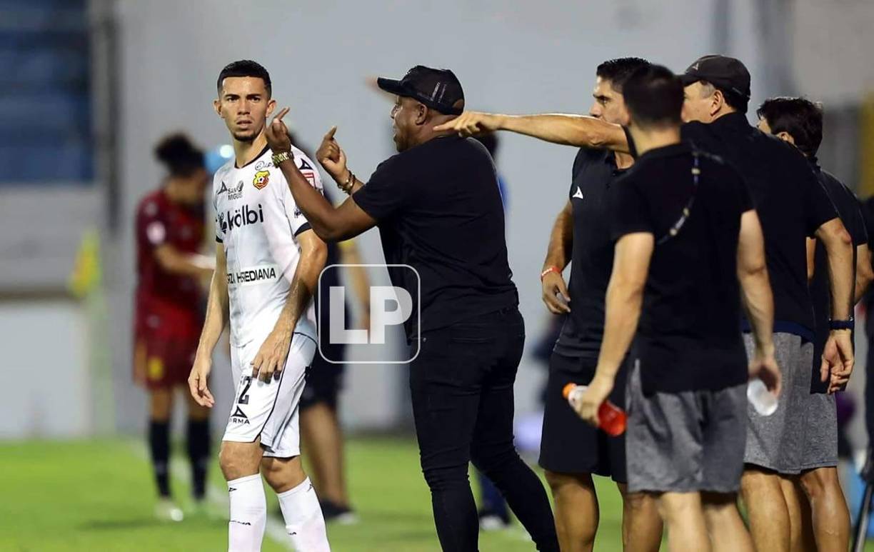 El entrenador tico Hernán Medford se mostró muy molesto y frustrado en la derrota del Herediano ante Real España.