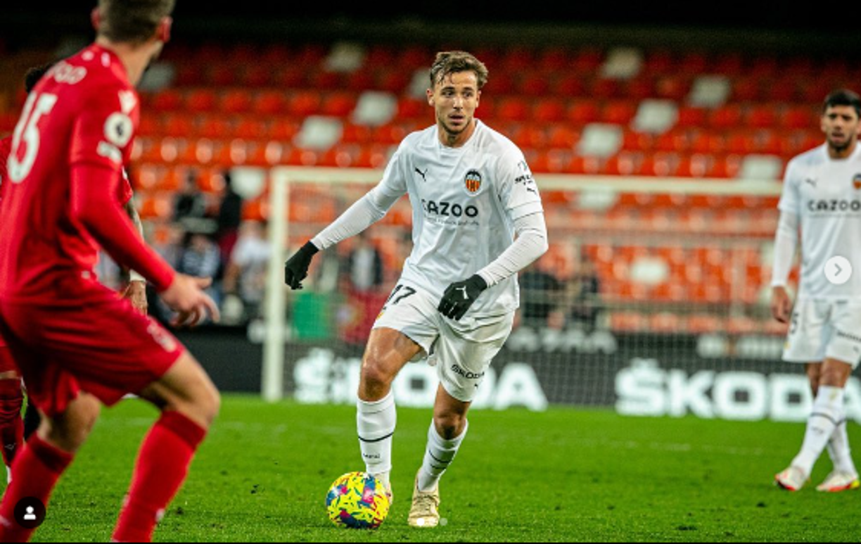 Según informa diario Sport, Nico González volverá a salir cedido. La Premier League viene por el volante español que esta temporada jugó para el Valencia.