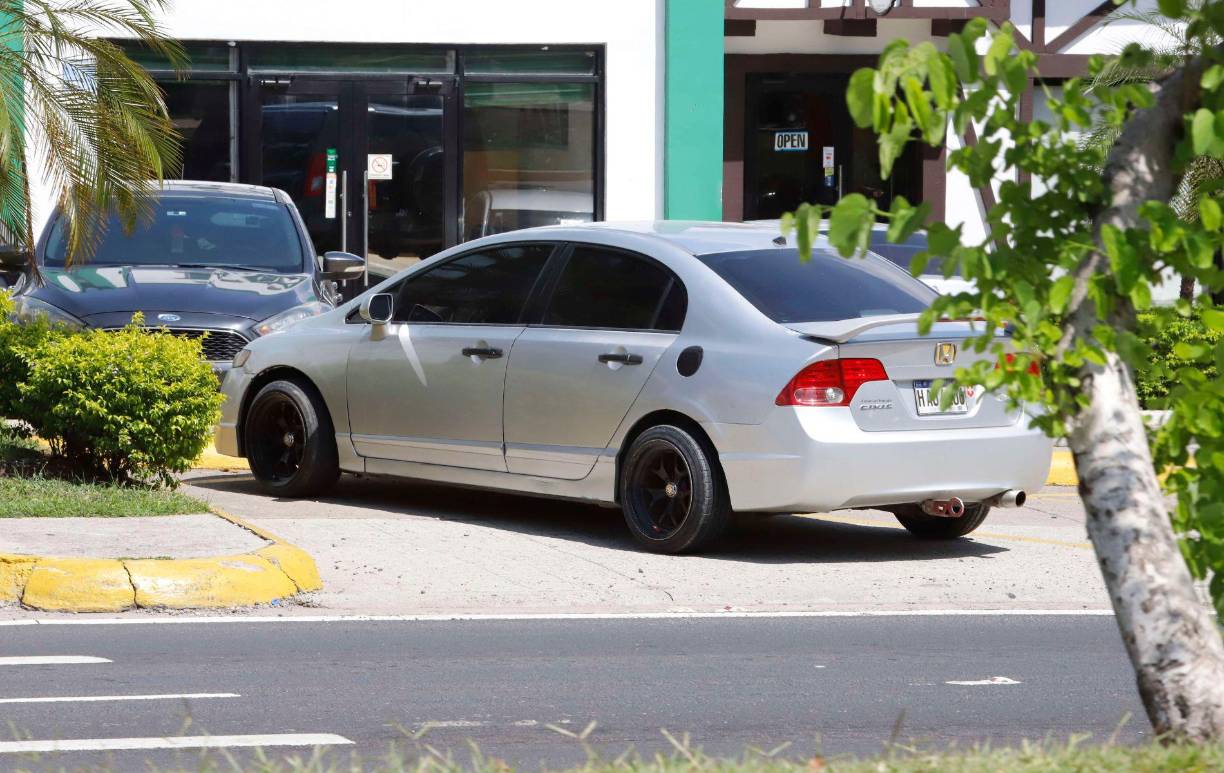 Al momento de bajar de su vehículo y llegar a su casa de habitación, verifique que no haya sospechosos o gente extraña a su alrededor. 