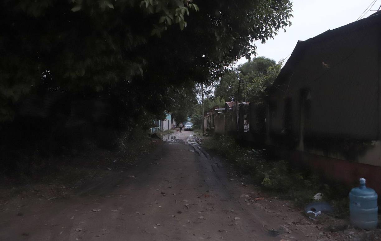 Su error fue no hacer el cambio de propietario del contador y ahora debe responder por lo pendiente. Mencionó que la vivienda está siendo ocupada por un grupo llamado Los Tercereños, que opera con poder en La Rivera Hernández. 