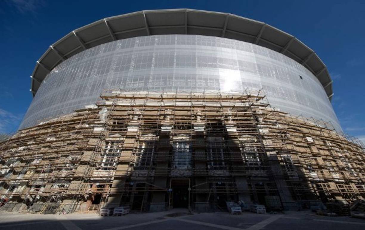 En la construcción de las gradas se emplearon abundantes elementos arquitectónicos y decorativos propios del neoclasicismo soviético, junto con artes decorativas en forma de esculturas, jarrones y escudos.