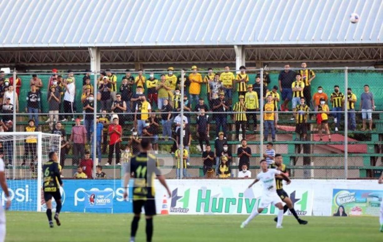 La afición del Real España viajó desde San Pedro Sula para apoyar a la Máquina en el estadio Excélsior contra Platense.