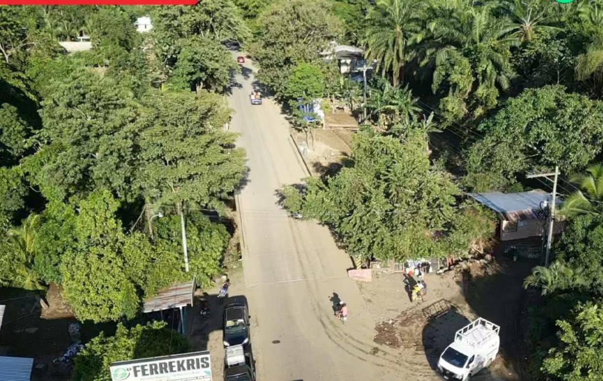 La aldea La Prieta es un poblado dividido por la carreta CA-13. Dos días después del paso de la tormenta, muchos seguían limpiando sus hogares de lodo y basura.