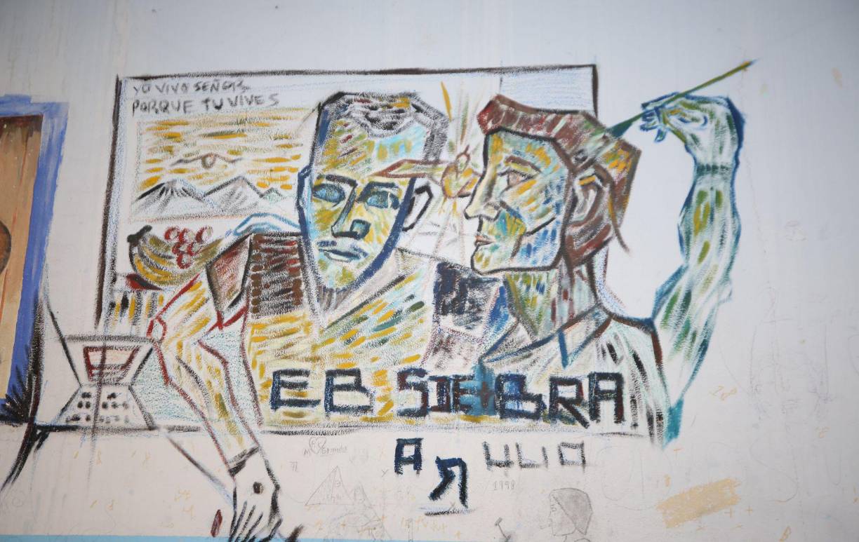 Algunos de los internos se expresan con dibujos en las paredes de los dormitorios.