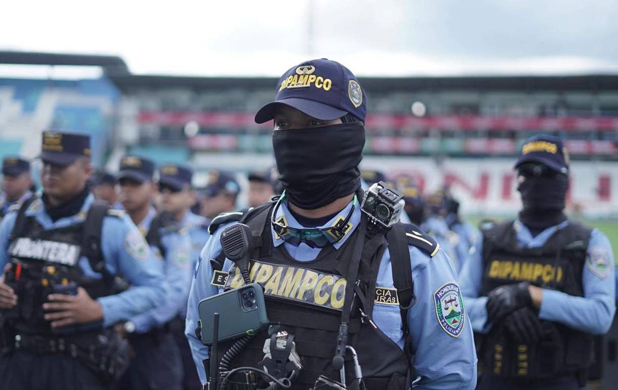 Los miembros de la Policía Nacional ingresaron a las instalaciones del Nacional de Tegucigalpa previo al pitazo inicial entre Honduras-Cuba.