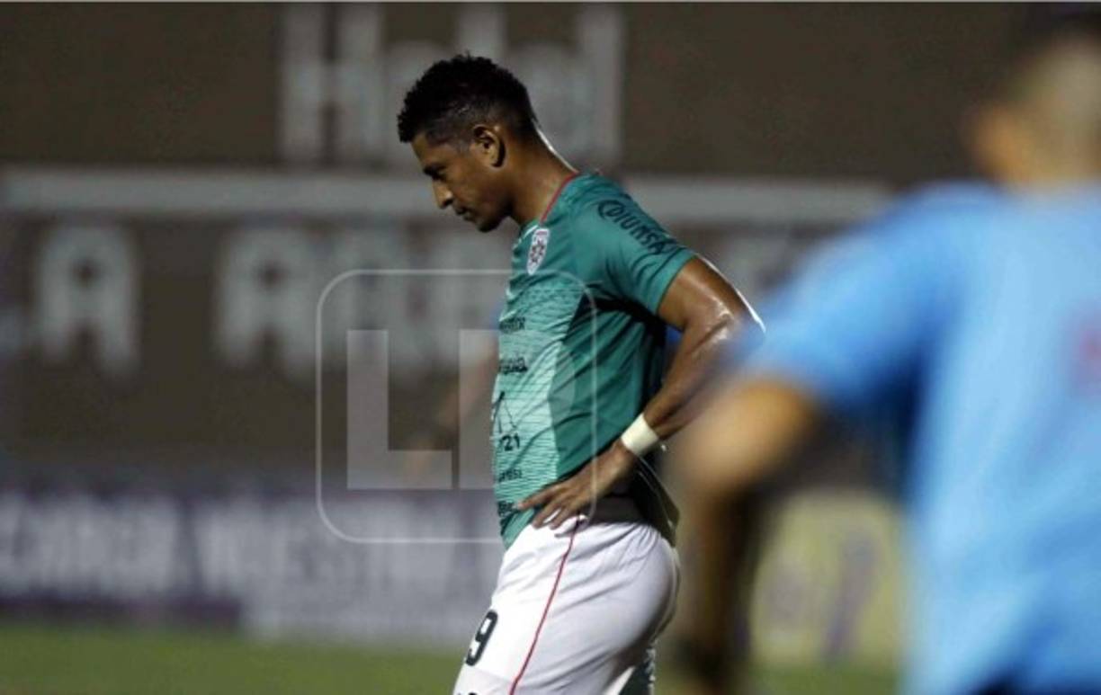 Carlo Costly se marchó cabizbajo del estadio Humberto Micheletti tras el empate ante los progreseños.