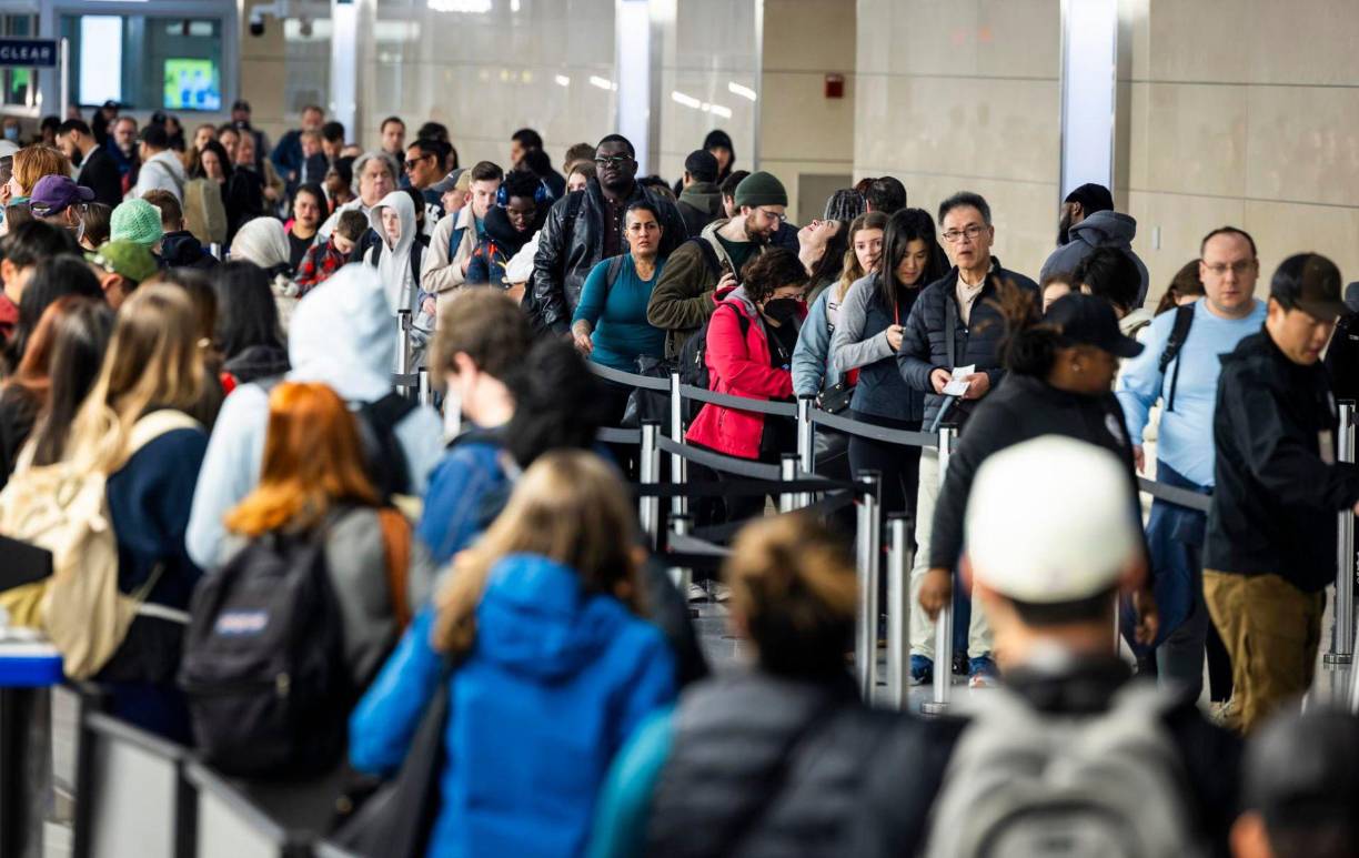 Antes de comenzar a comer, las familias suelen tomarse un momento para dar gracias por la salud, el trabajo y la compañía de sus seres queridos. 