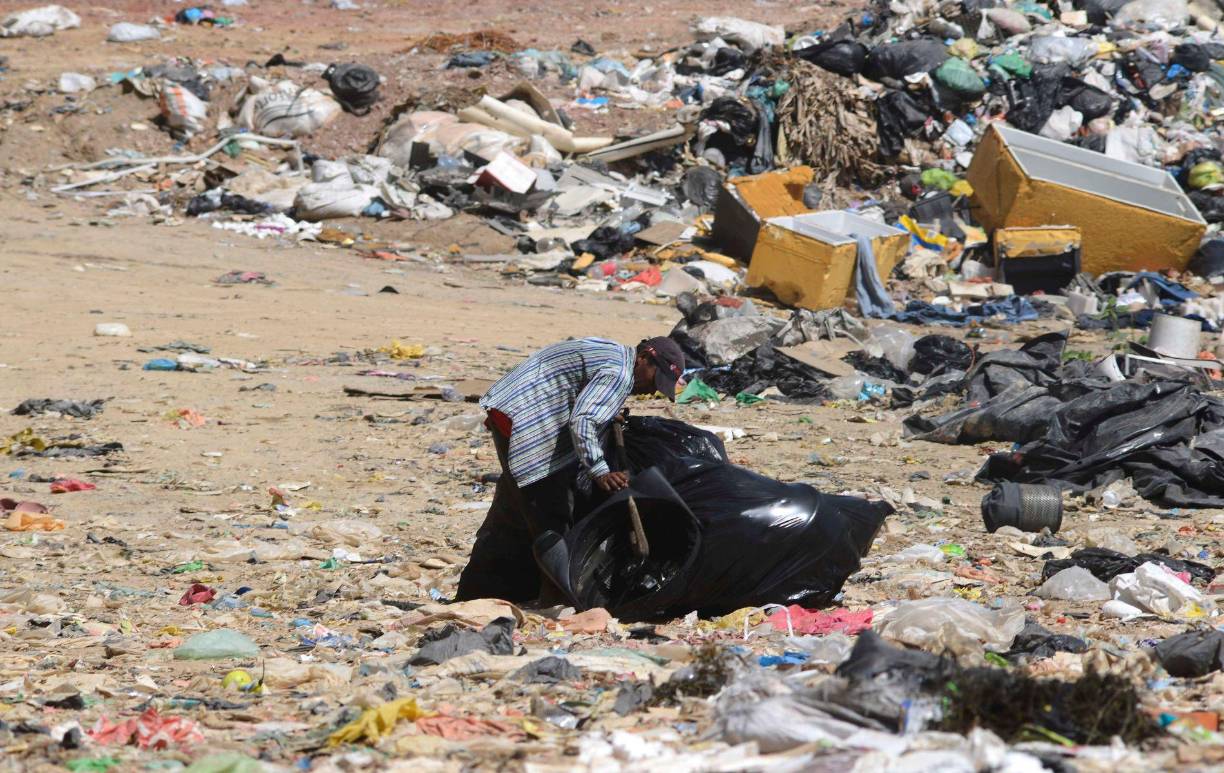 Conocimos a familias en basureros urbanos donde trabajan arduamente todos los días para encontrar objetos reciclables que les permitan ganarse un modesto sustento. 