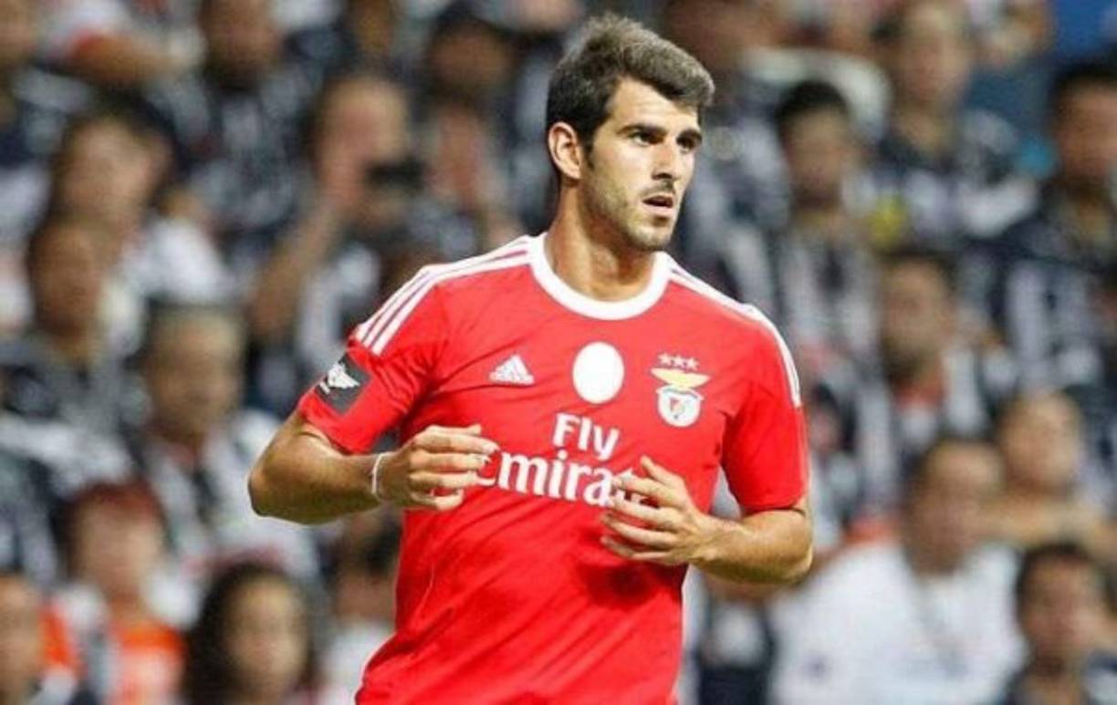 El jugador del Benfica, Nelson Oliveira, llega cedido al Norwich City. El ex delantero del Dépor se comprometió un año con el club inglés.