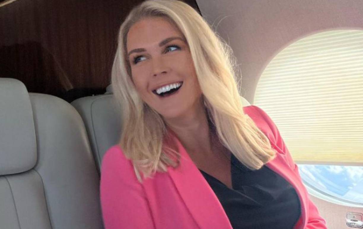 Tras graduarse en Política y Comunicación del Saint Anselm College, Karoline Leavitt comenzó su carrera política como pasante en la Casa Blanca, un trampolín clave en su ascendente carrera dentro del Partido Republicano.