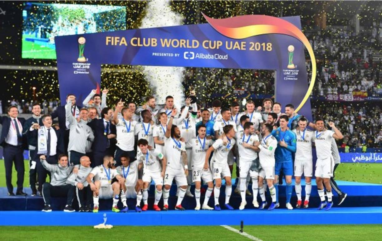 Los jugadores y cuerpo técnico del Real Madrid celebrando con el trofeo de campeones del Mundial de Clubes.