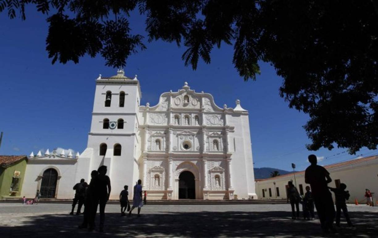 1. Comayagua, Honduras. El diario español 'El País' realizó un ranking de las ciudades coloniales más hermosas en América Latina en 2014 y citó a Comayagua como 'una de las maravillas de este país que se ha convertido en una atracción nacional e internacional para el turismo. Fue un importante centro religioso y político por más de tres siglos, hasta que el presidente Marco Aurelio Soto trasladó la capital del país, a la ciudad de Tegucigalpa en 1880'.