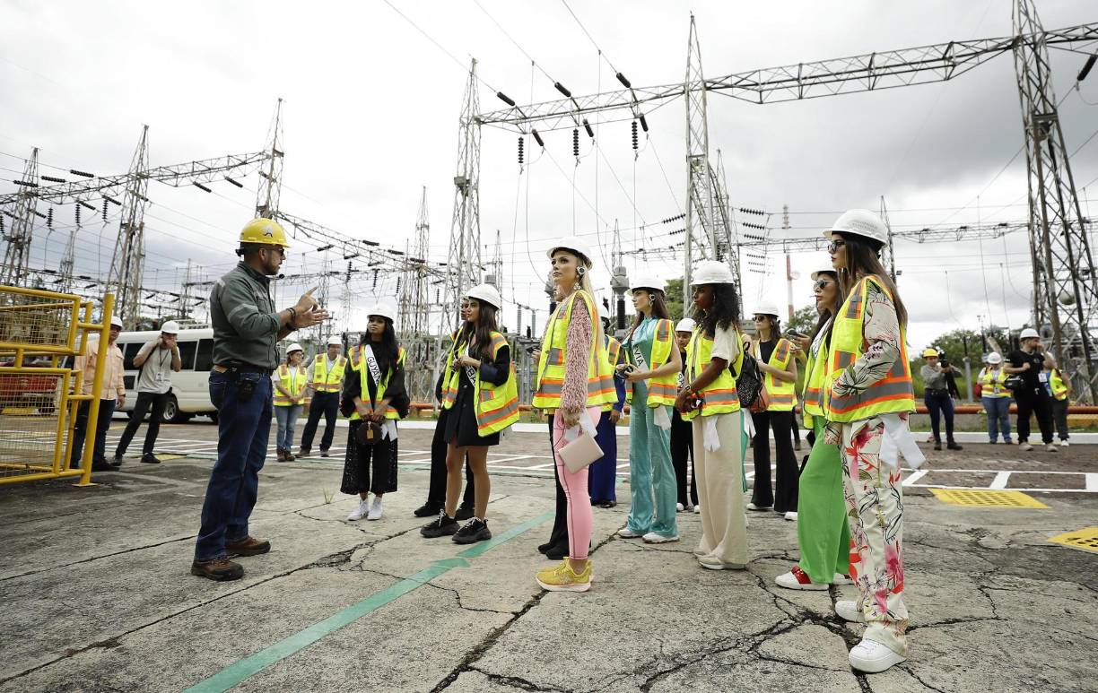 El recorrido por esa planta, construida en 1972, que comenzó operaciones en septiembre de 1975 y que genera un 21,8 % de la energía eléctrica que se produce en El Salvador, fue de aproximadamente una hora. Con un guía, las aspirantes conocieron parte de la historia del lugar y fueron conducidas por las torres de enfriamiento, la sala de control, la sala de maquinas y demás áreas de la central, que está a cargo de un equipo multifuncional de empleados.