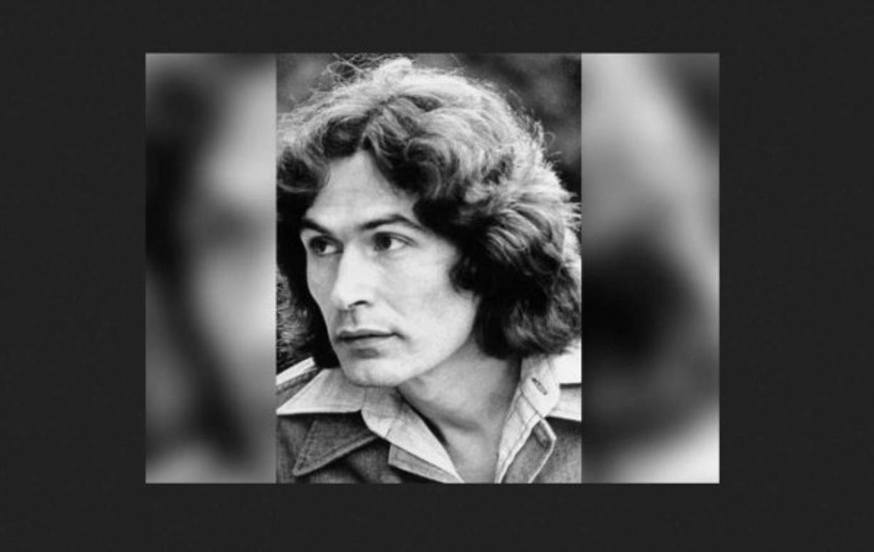 En 1978, a pesar de su condición de violador convicto y delincuente sexual registrado,29​30​ Alcala fue aceptado como concursante en The Dating Game. Para entonces ya había matado al menos a dos mujeres en California y otras dos en Nueva York.31​ El anfitrión Jim Lange lo presentó como un 'fotógrafo de éxito que comenzó su carrera cuando su padre lo encontró en el cuarto oscuro a la edad de 13, totalmente 'desarrollado'. Entre sus pasatiempos, puede encontrársele practicando paracaidismo o motociclismo'.