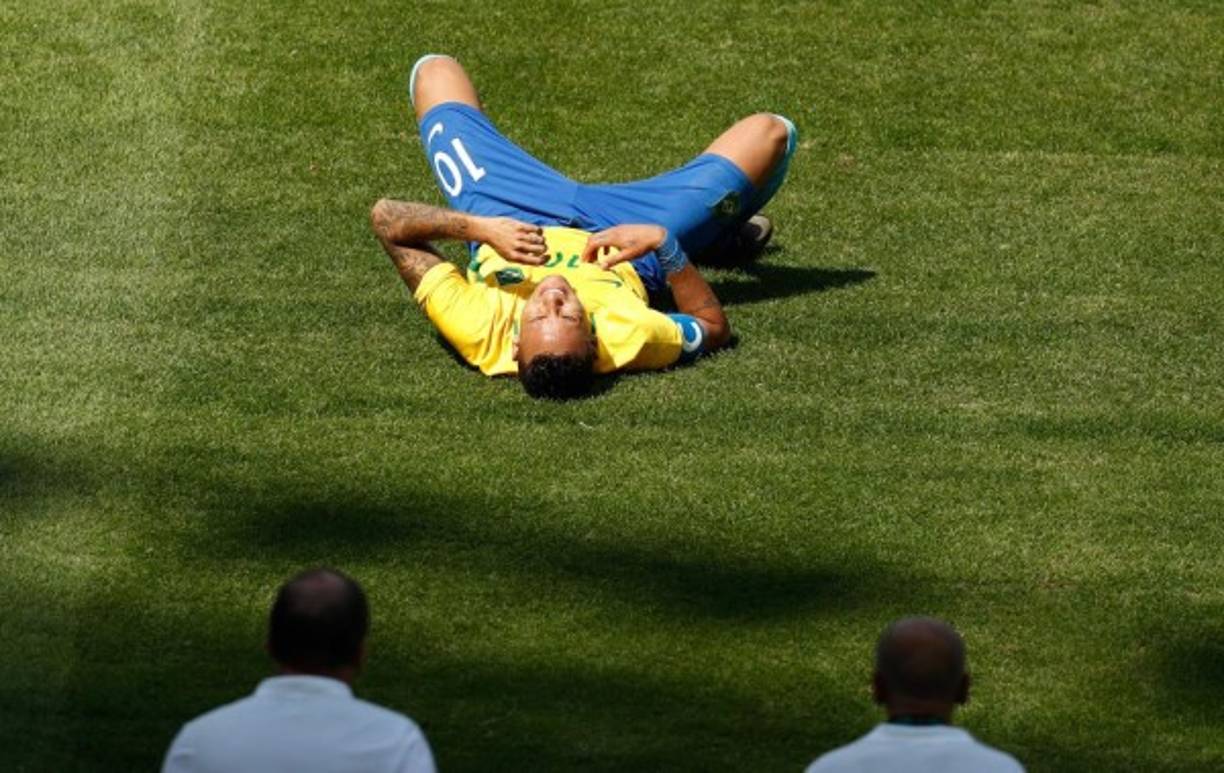 Neymar estuvo bastante en el suelo, algunas veces recibió patadas pero otras exageró.