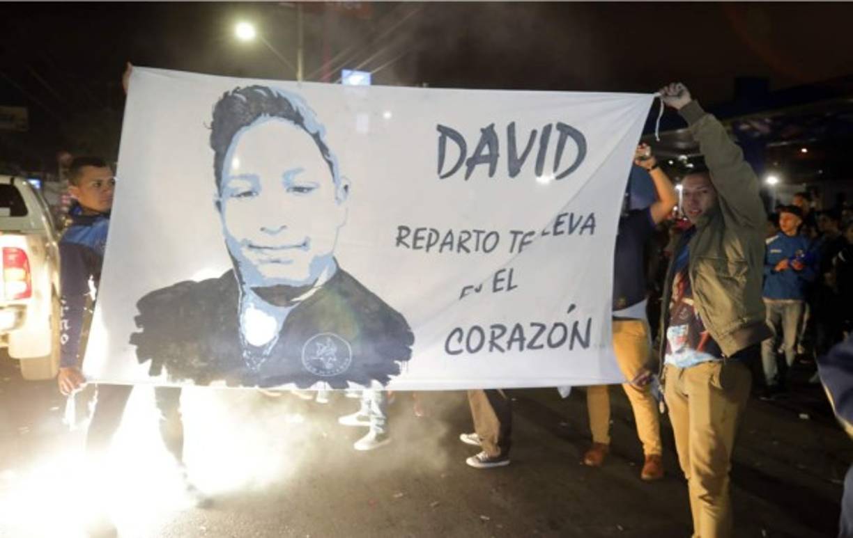 Aficionados del Motagua rindieron homenaje a un hincha de su equipo.