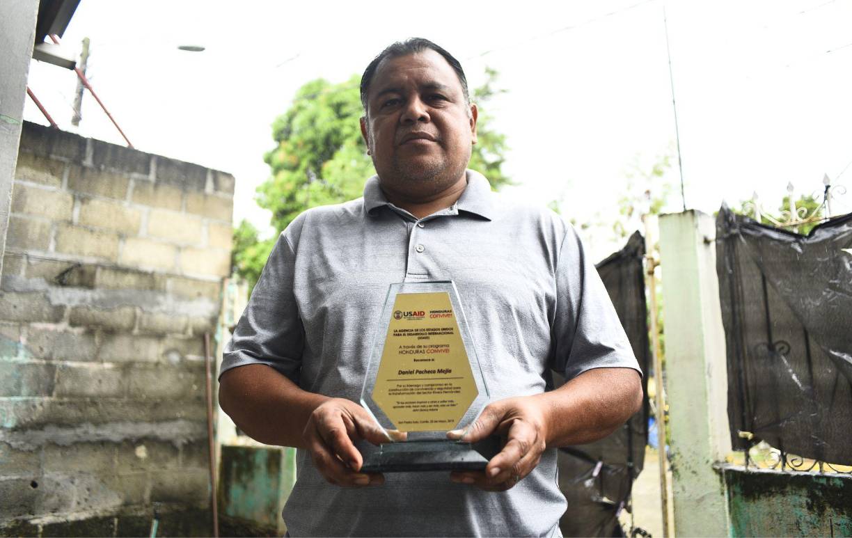 El pastor Daniel Pacheco ha logrado rescatar durante más de una década a cientos de personas que pertenecían a maras y pandillas en San Pedro Sula. 