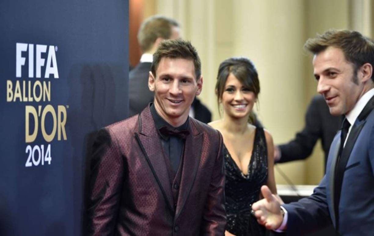 Antonella y Messi bien sonrientes en la alfombra del Balón de Oro 2014.