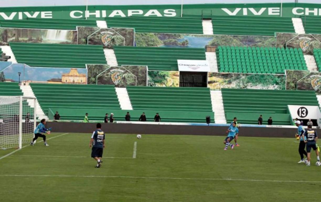 Honduras probó penales. En la imagen, Emilio Izaguirre dispara a Kevin Hernández.