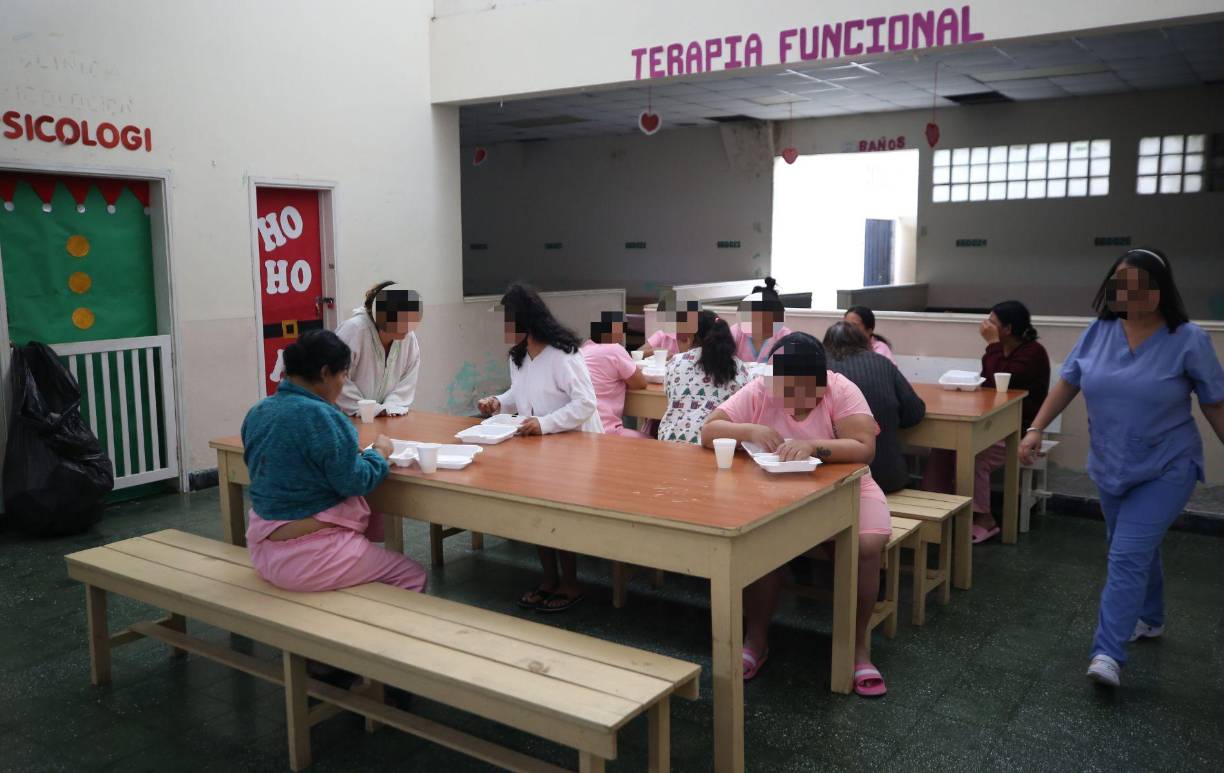 En el área de internamiento de mujeres también hay pacientes judicializadas y varias internas revelaron a LA PRENSA Premium tener temor por su presencia, por lo que oran por las noches.