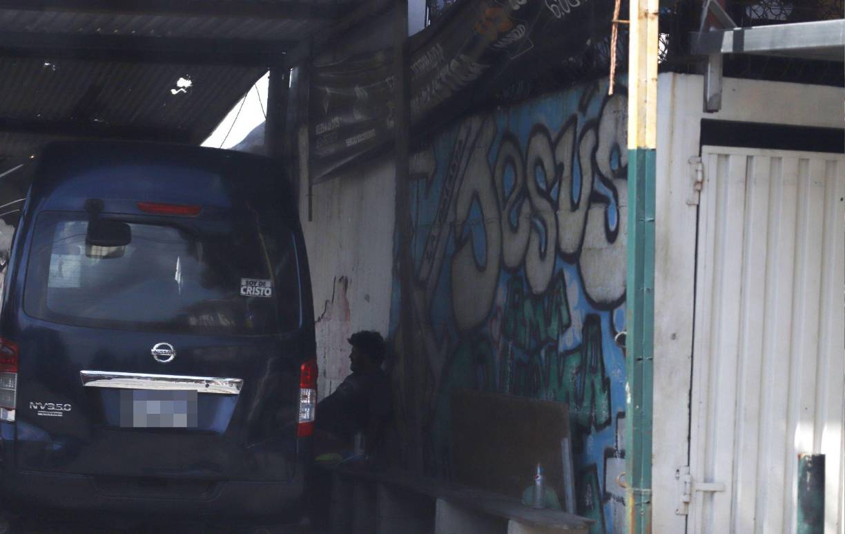 Colocar dispositivos de seguridad (candados, barras de seguridad, etc) a las motocicletas y carros estacionados. 