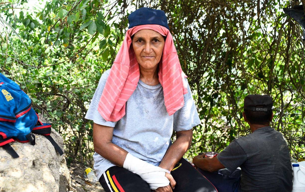 Se destaca no solo las dificultades que enfrentan estas familias, sino también su valentía y determinación para crear un futuro mejor para sus seres queridos.