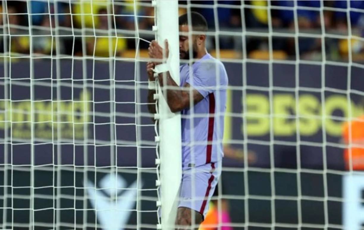 Así se lamentó Memphis Depay por su fallo.