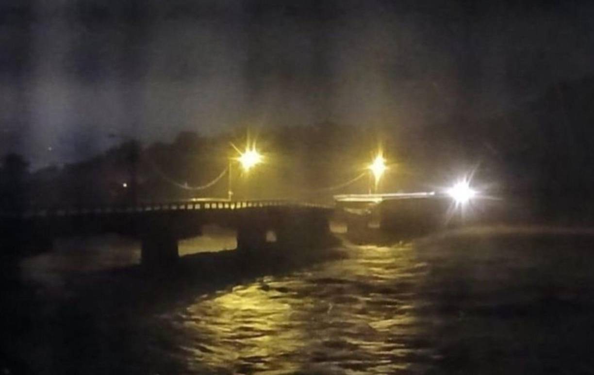 El puente Saopín, en La Ceiba, crucial para conectar la carretera CA-13 con el puerto de cabotaje, colapsó debido a la fuerza del río Cangrejal.