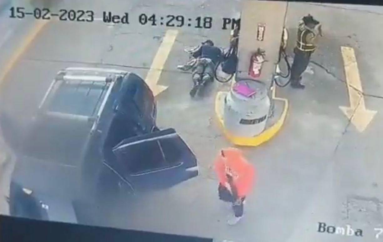 Asimismo, los asaltantes encañonaron al guardia de seguridad de la estación gasolinera y lo despojaron del arma que portaba para evitar que este reaccionara. 