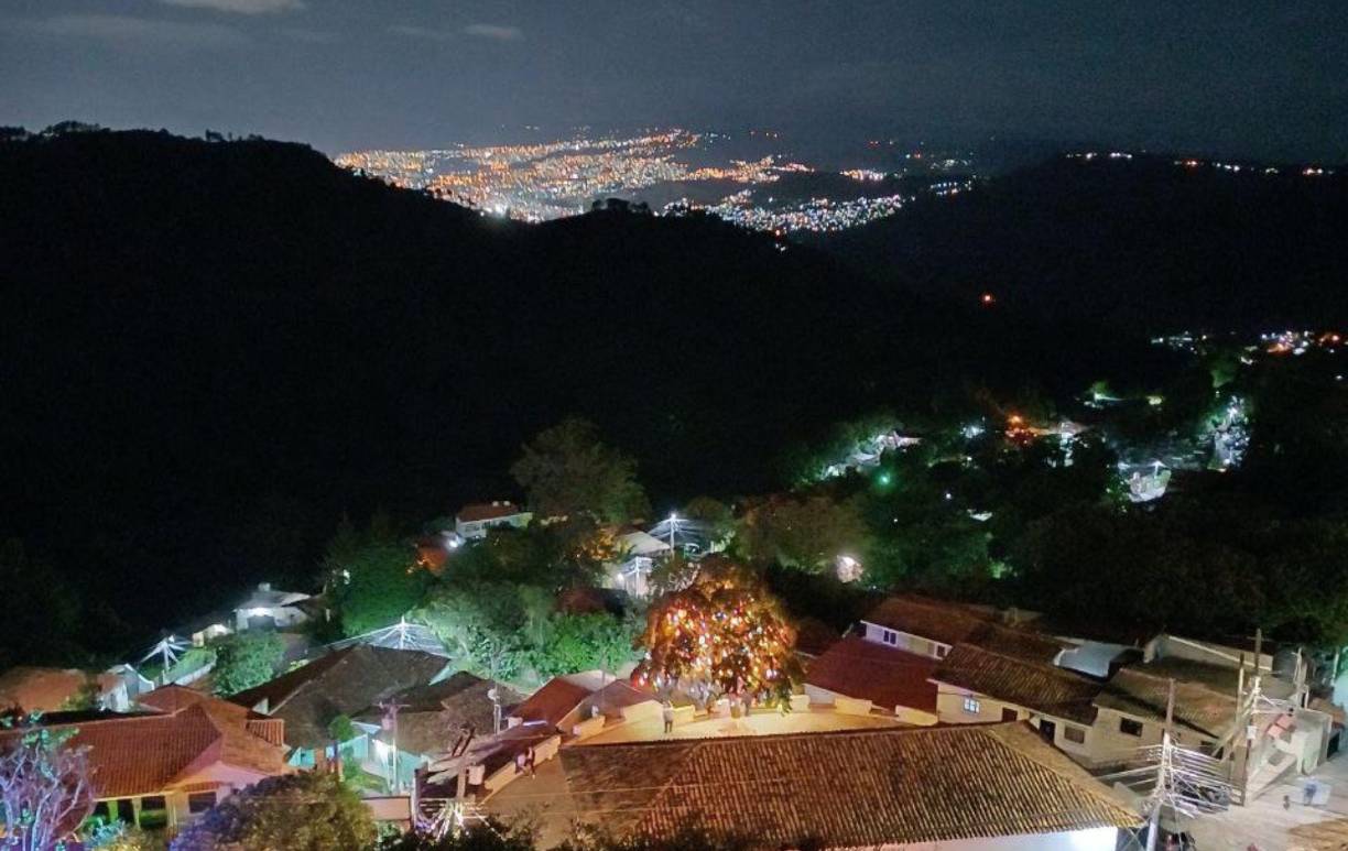 Cada enero, del 20 al 29 celebra su feria cultural en honor al Cristo Señor de las Mercedes, no obstante, cada noche, particularmente las de los viernes y sábados, sus calles cobran vida. En el parque una banda pone el ambiente y en cada bar y restaurante los grupos de amigos y familias rompen cualquier atisbo de monotonía con sus pláticas y carcajadas. 